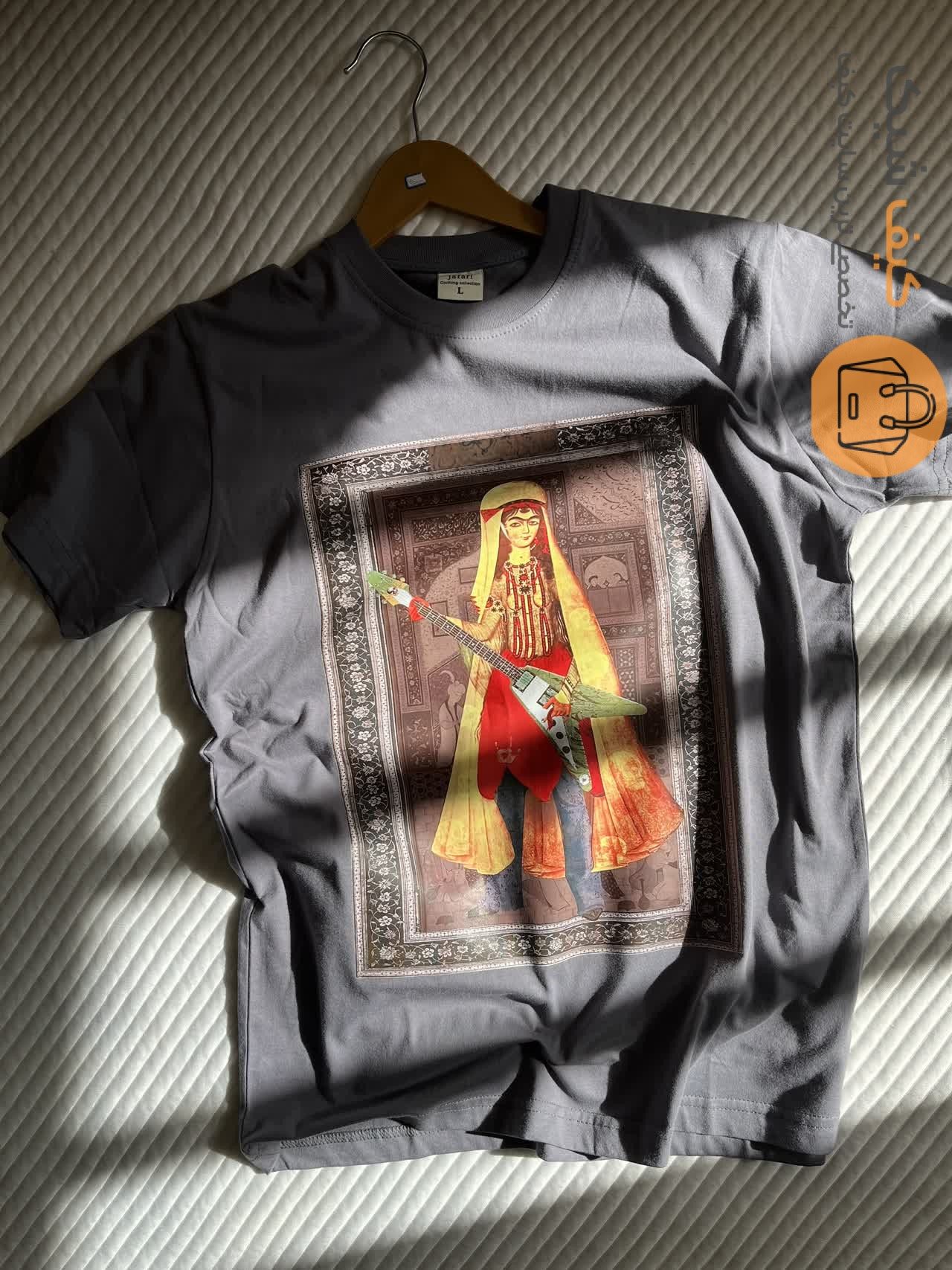 تیشرت بانو گیتاریست